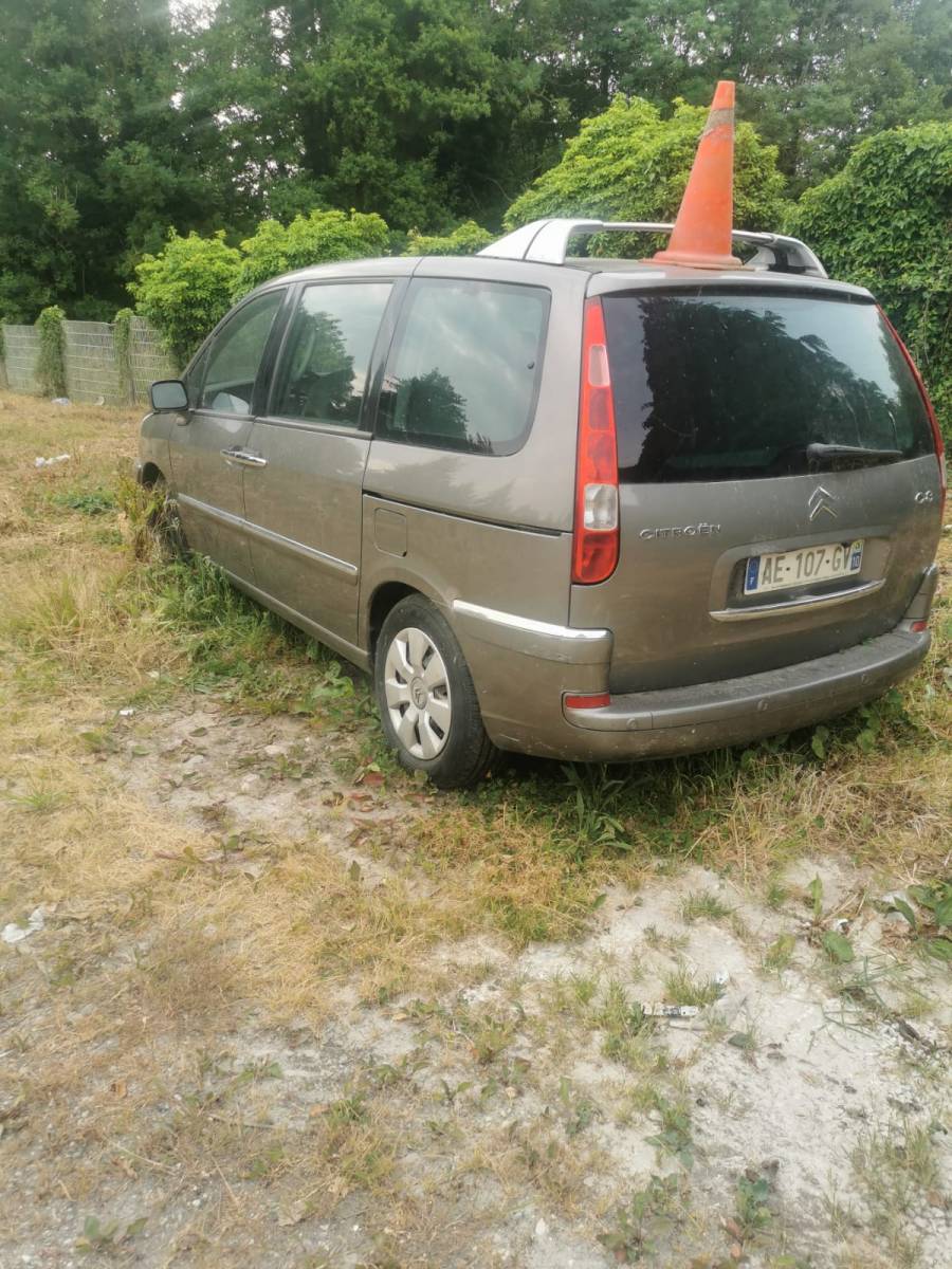 Déblaiement d'une voiture C8 pour la destruction à la casse sur la région de Luneray 76